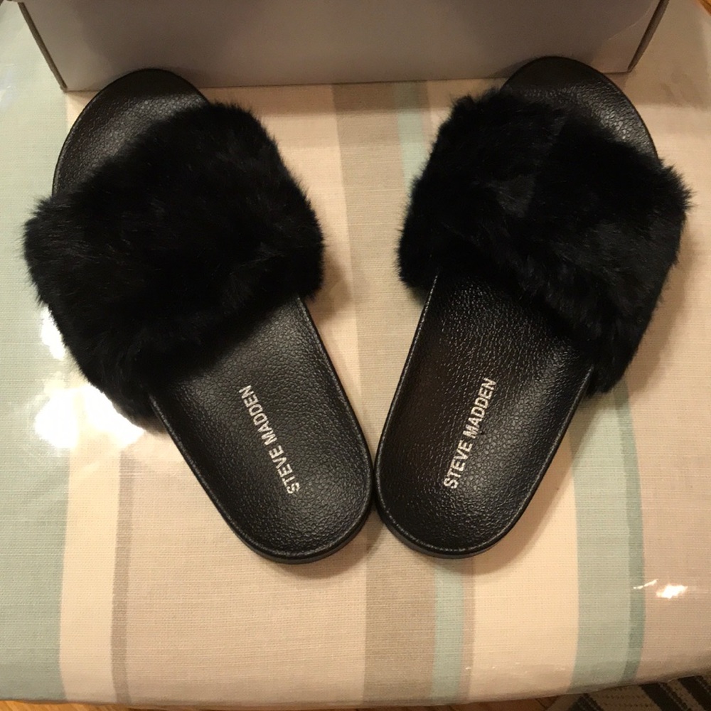 Steve Madden flip flops fuzzy